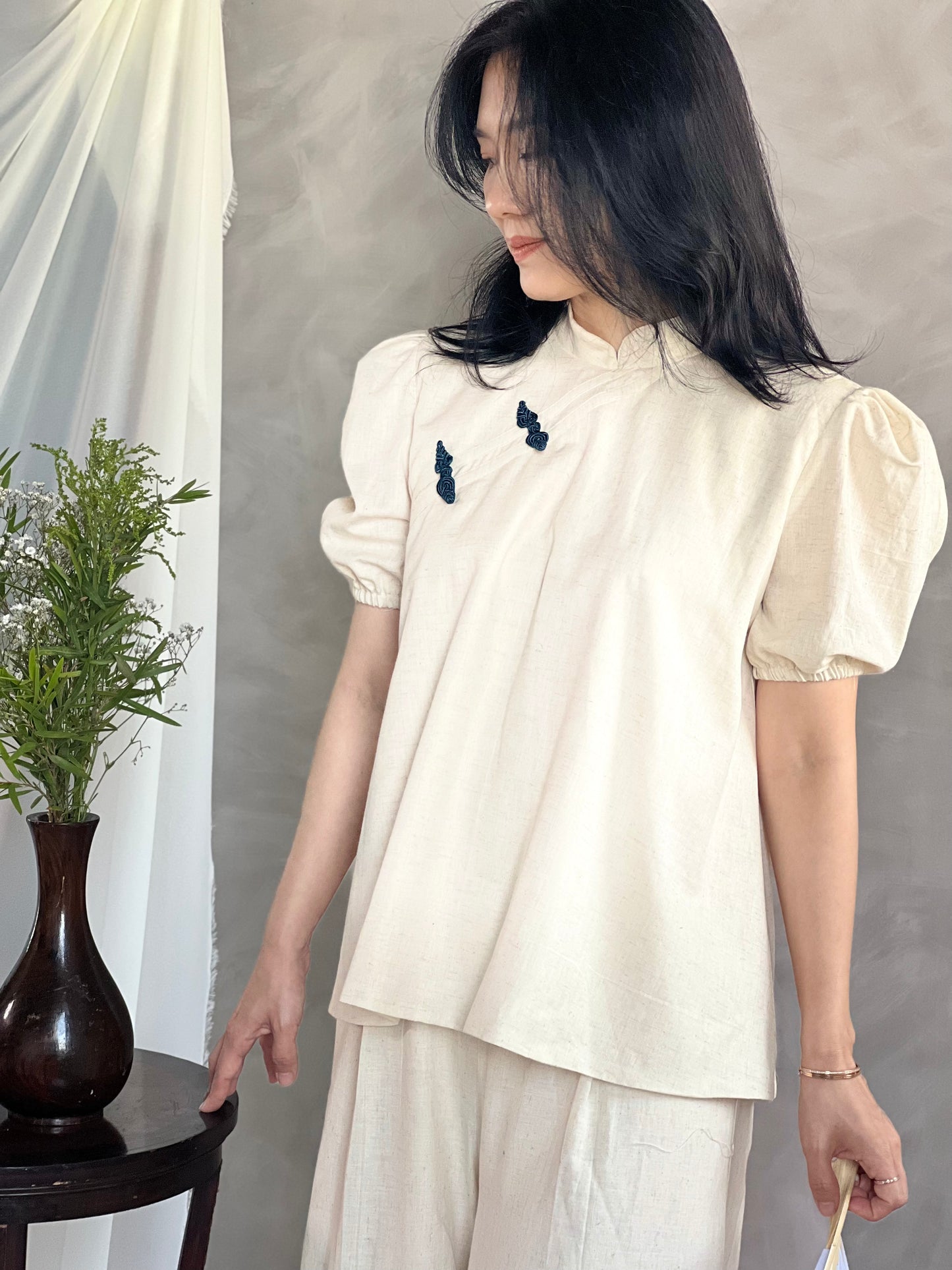 Chinoiserie navy Puffed sleeves blouse