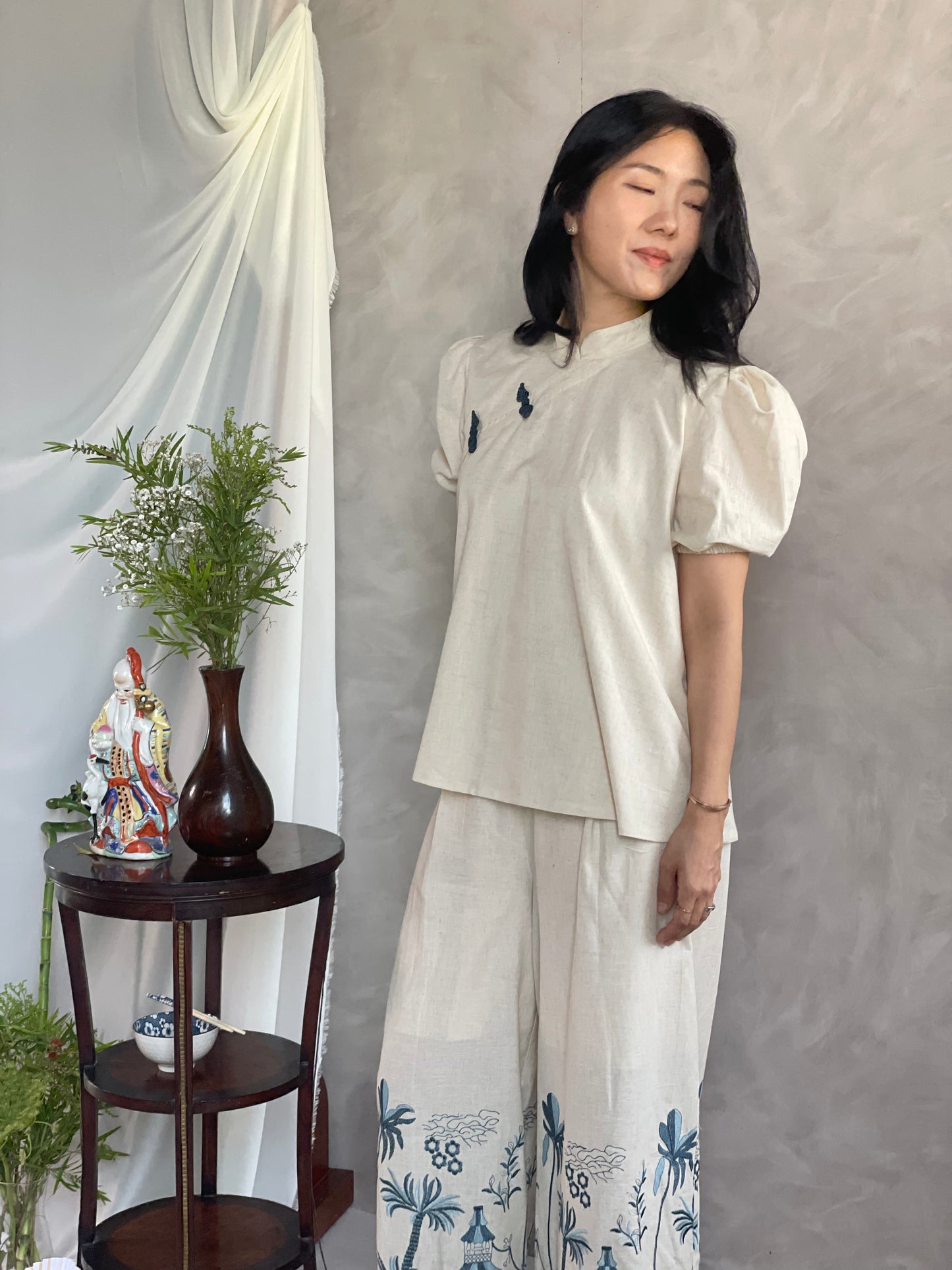 Chinoiserie navy Puffed sleeves blouse