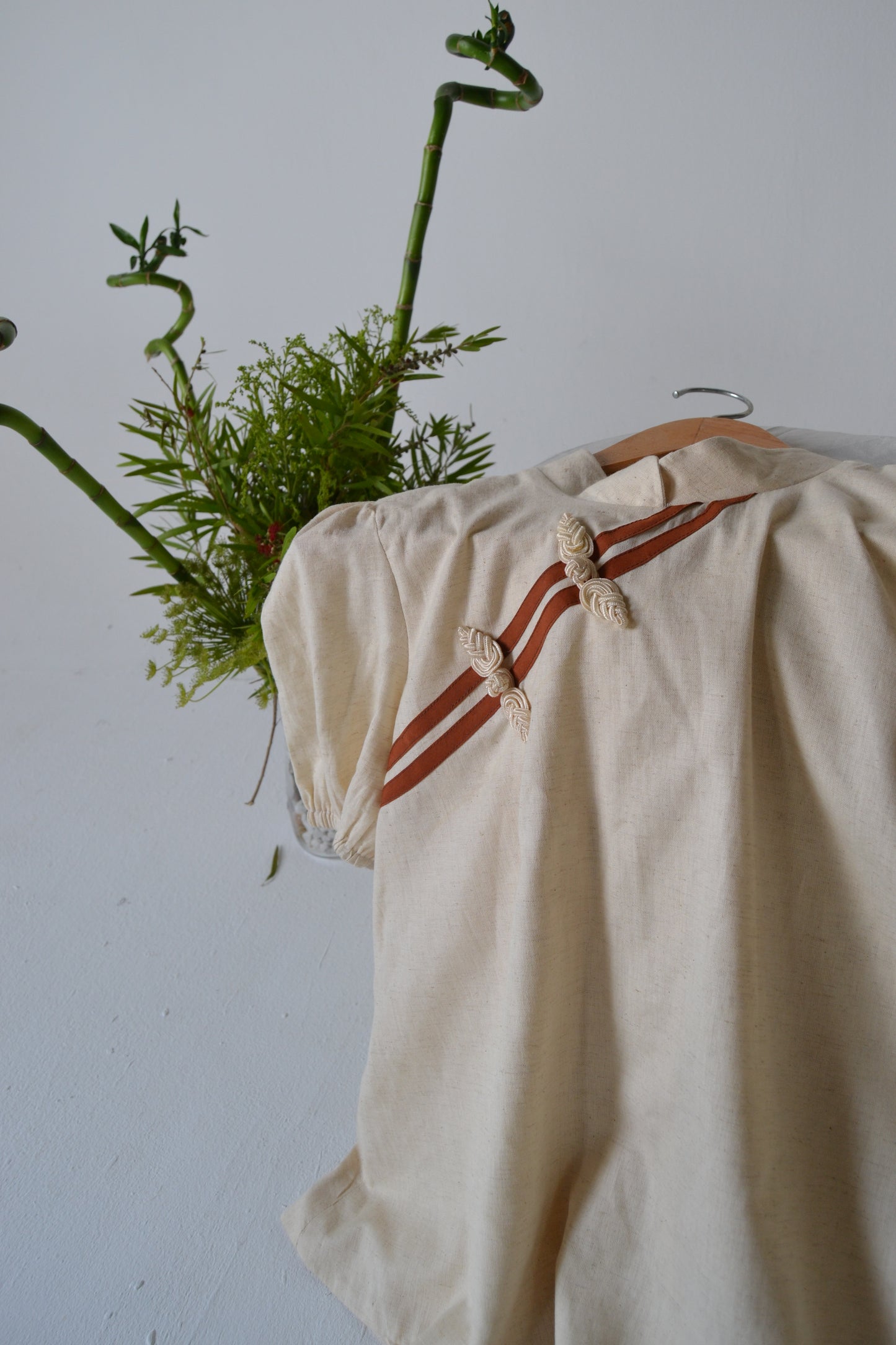 Chinoiserie Puffed sleeves brown blouse